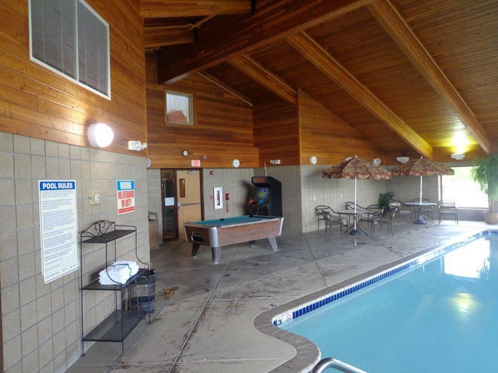 Rodeway Inn Hesston Exterior photo